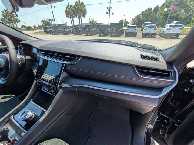 2025 Jeep Grand Cherokee GRAND CHEROKEE L LAREDO X 4X4