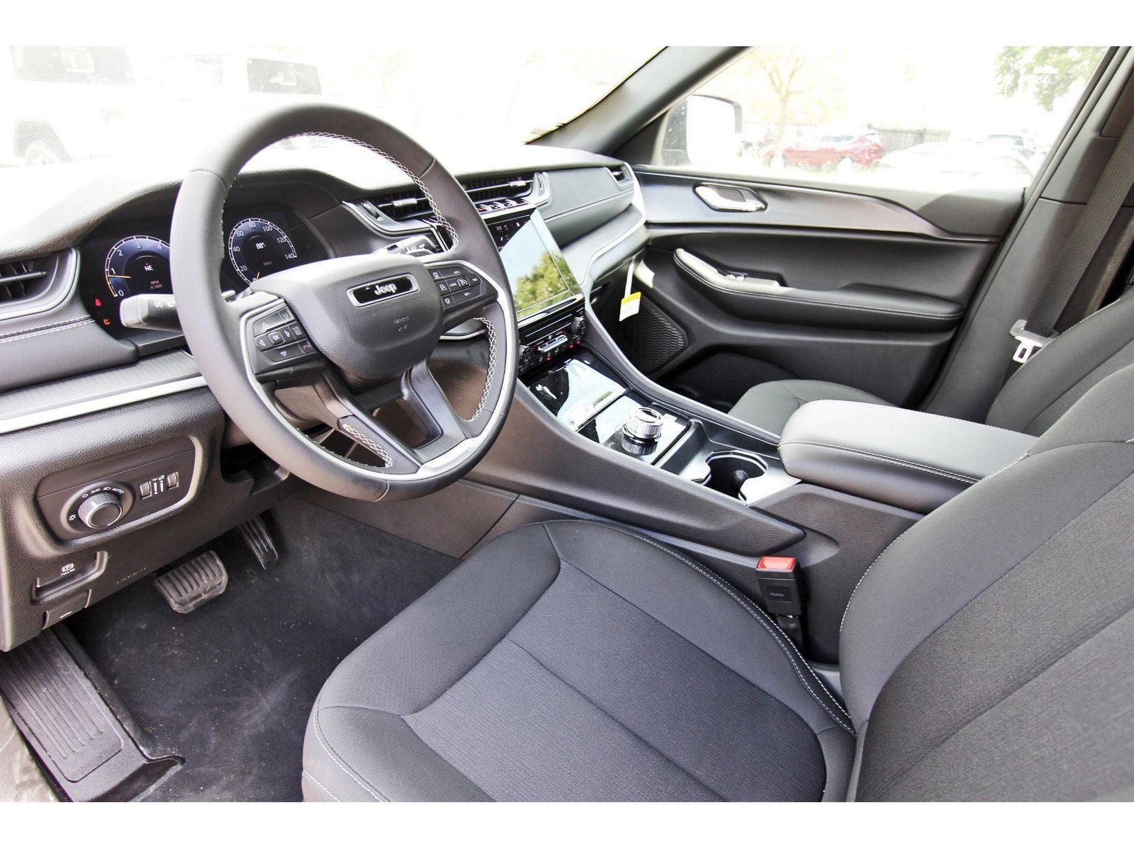 2026 Jeep Grand Cherokee Laredo 4x2