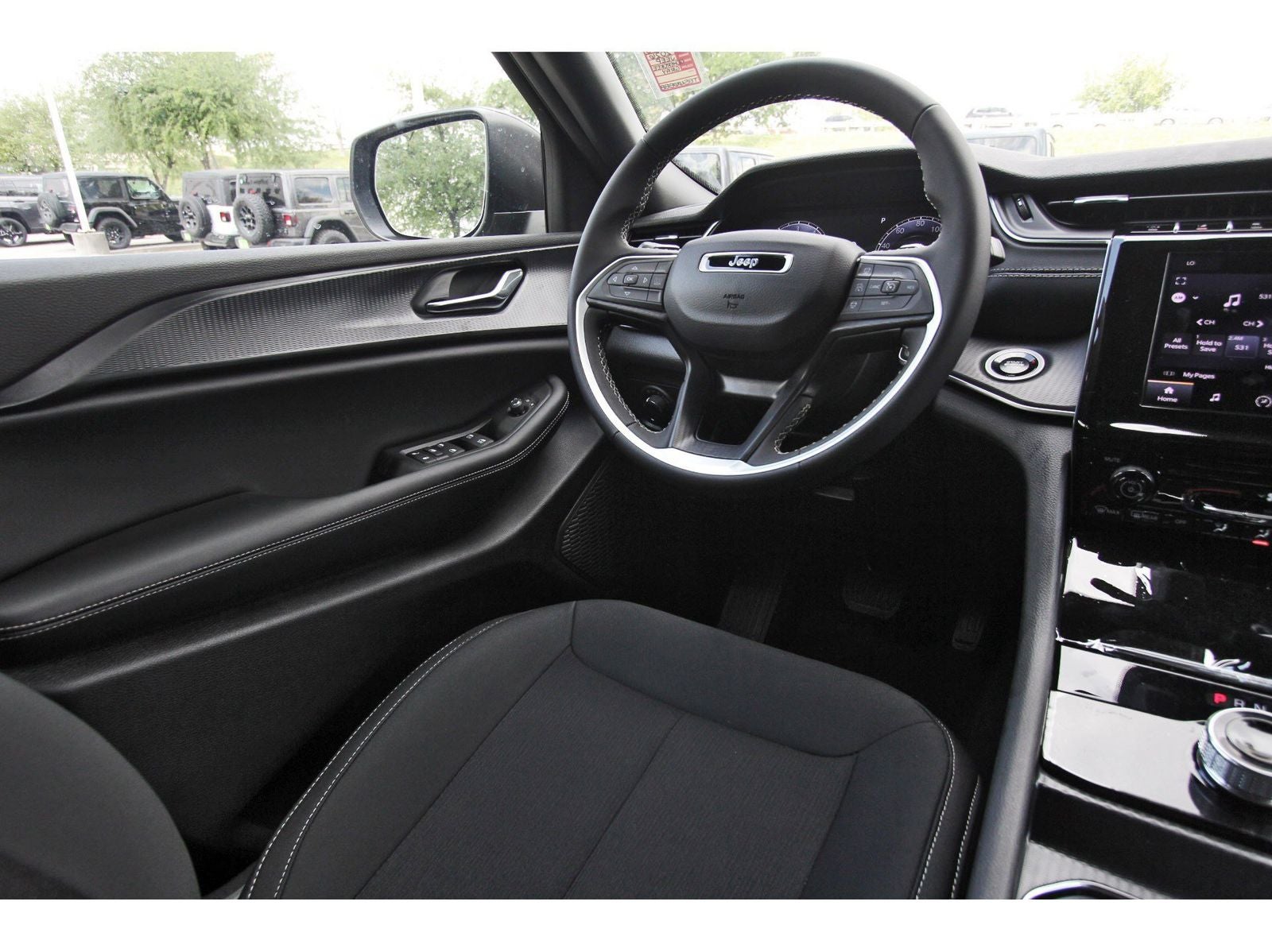 2026 Jeep Grand Cherokee Laredo 4x2