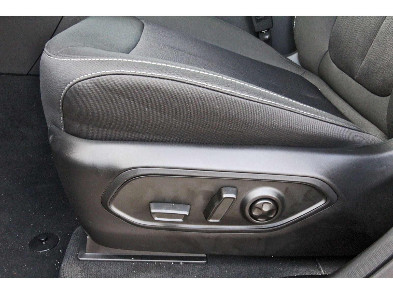 2026 Jeep Grand Cherokee Laredo 4x2