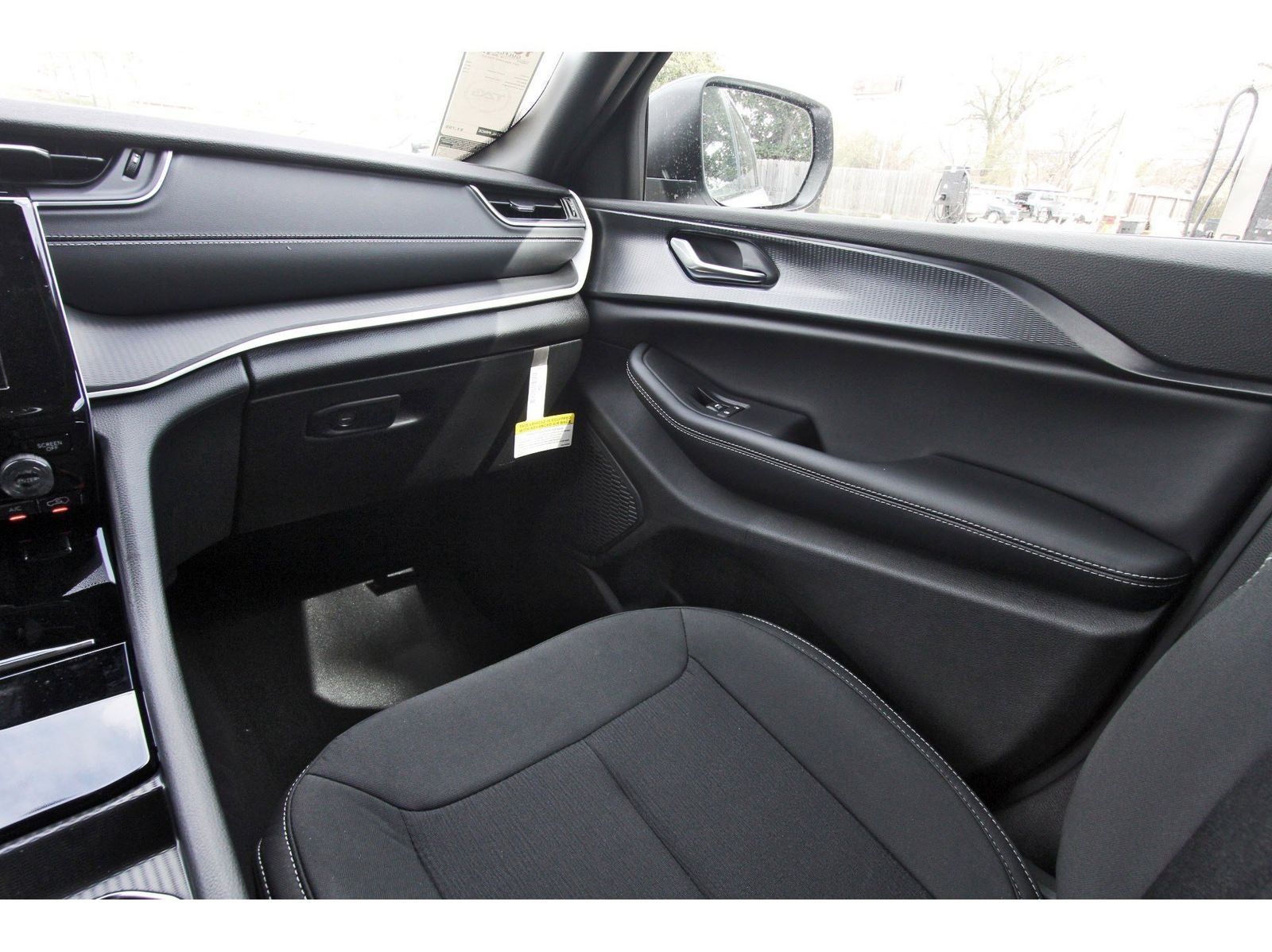 2026 Jeep Grand Cherokee Laredo 4x2