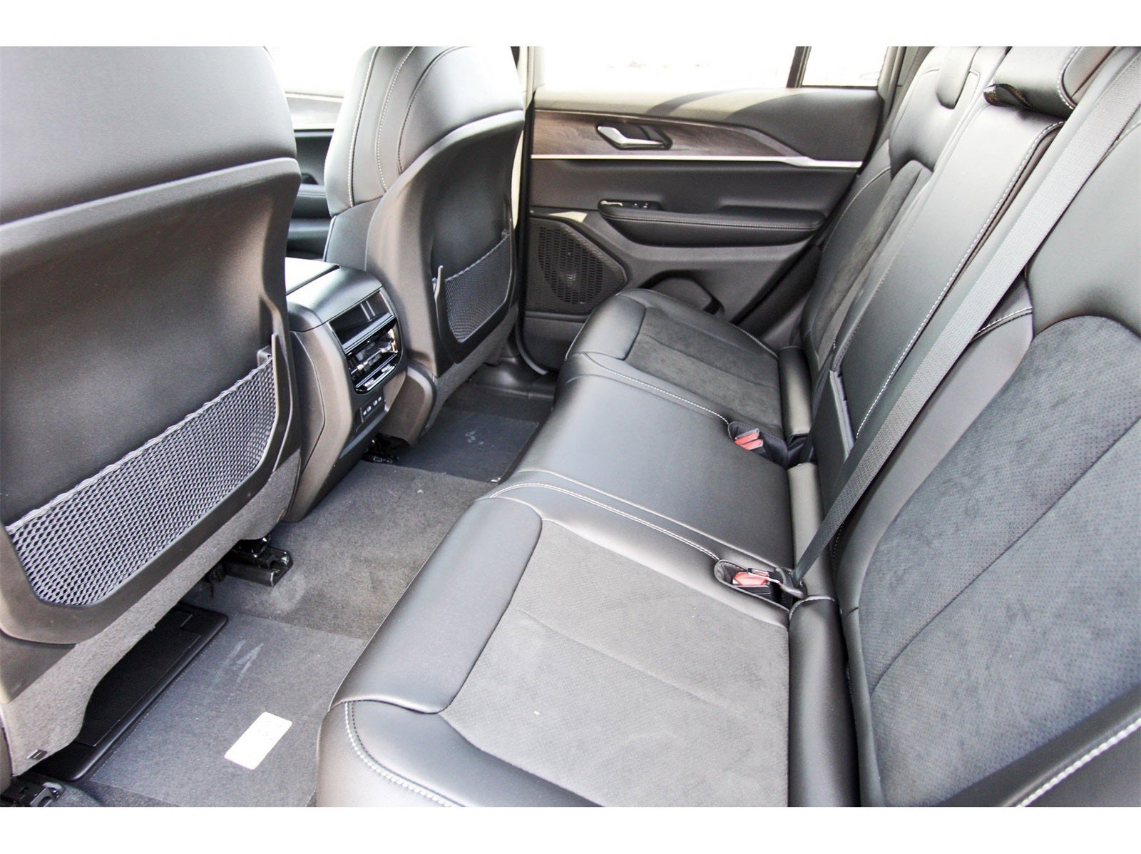 2026 Jeep Grand Cherokee Laredo Altitude 4x2