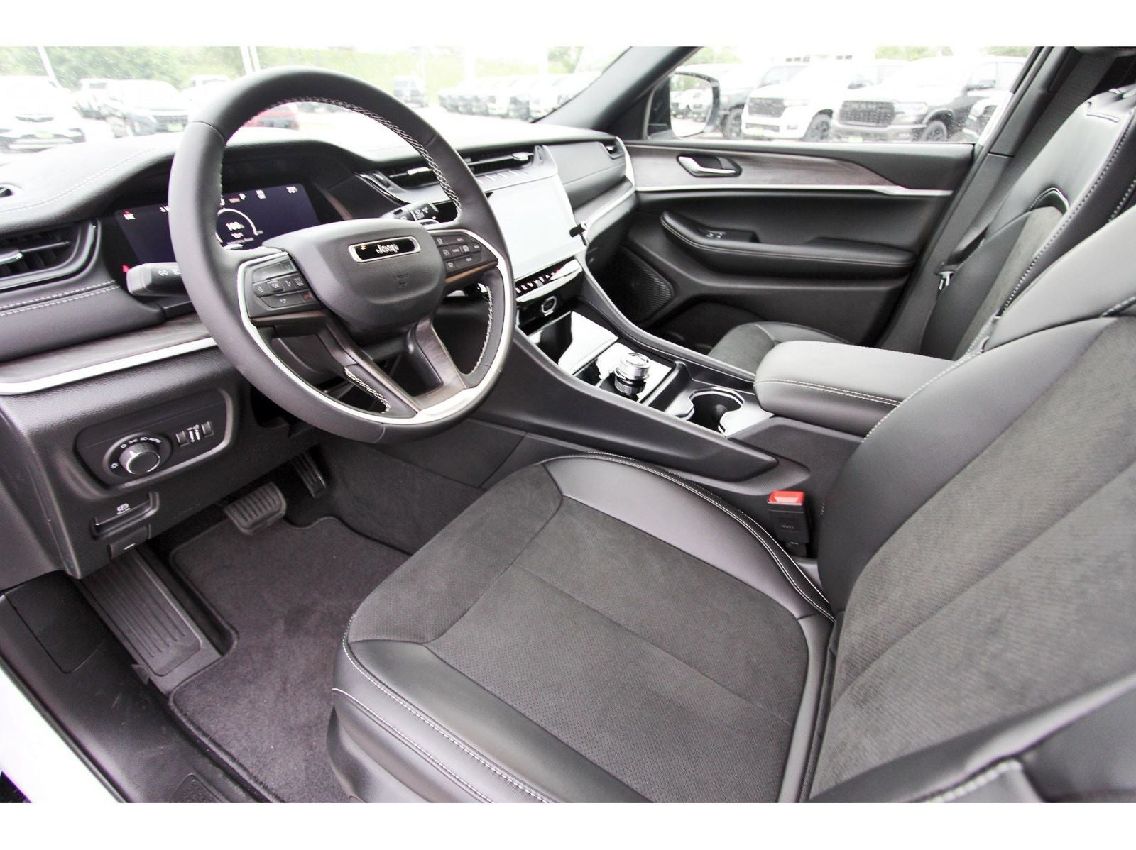 2026 Jeep Grand Cherokee Laredo Altitude 4x2