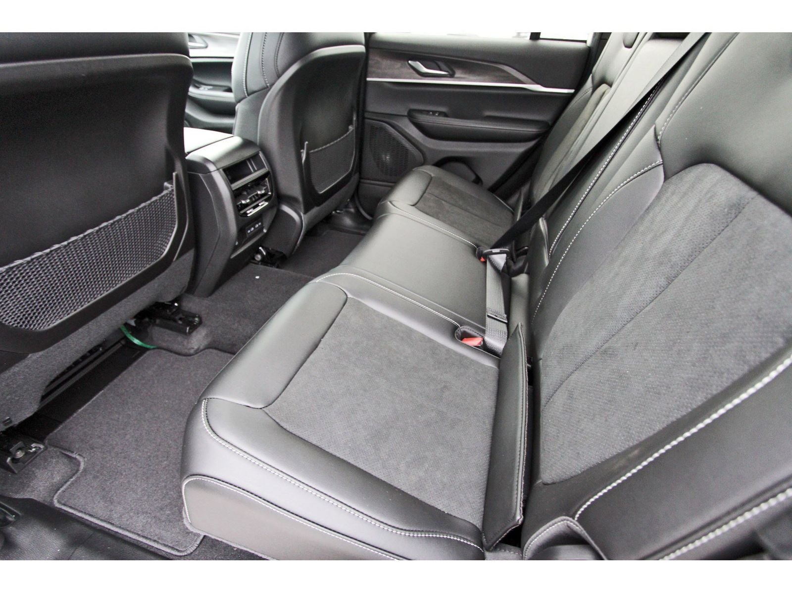 2026 Jeep Grand Cherokee Laredo Altitude 4x2