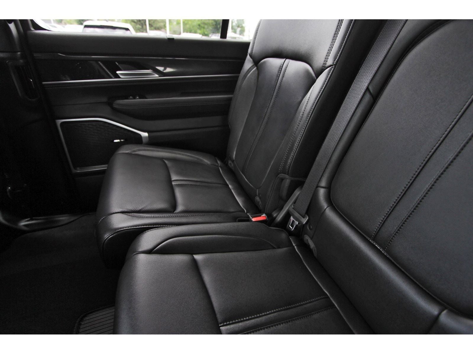 2024 Jeep Wagoneer Base